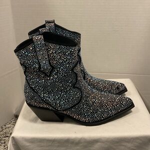 “Price Drop”New In Box Sparkling Rhinestone Pull On Boots “Stone Missing”